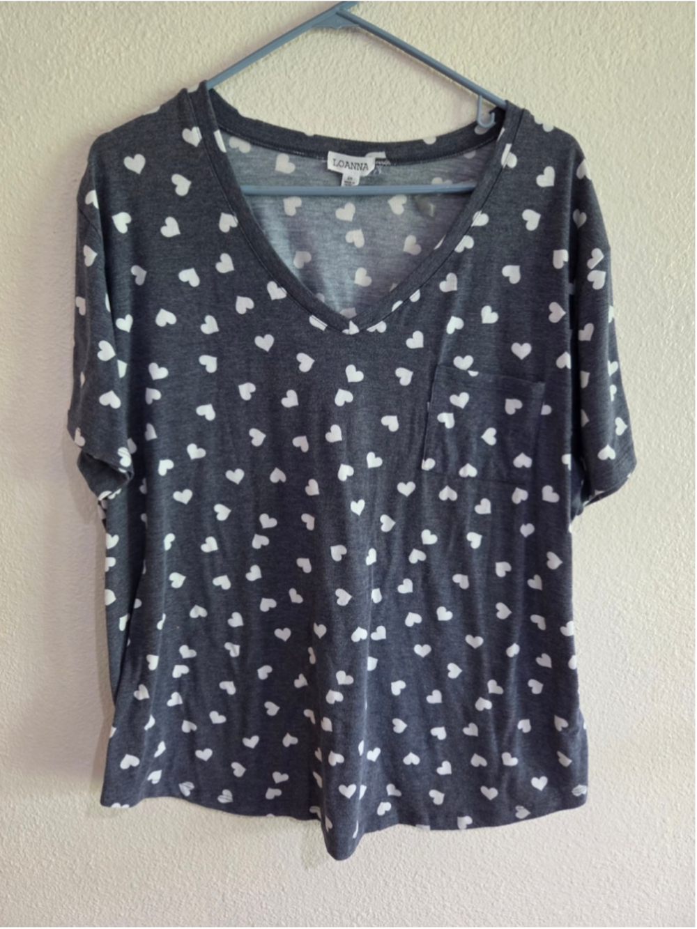 Loanna Women’s 2X Gray White Heart Print V-Neck Top